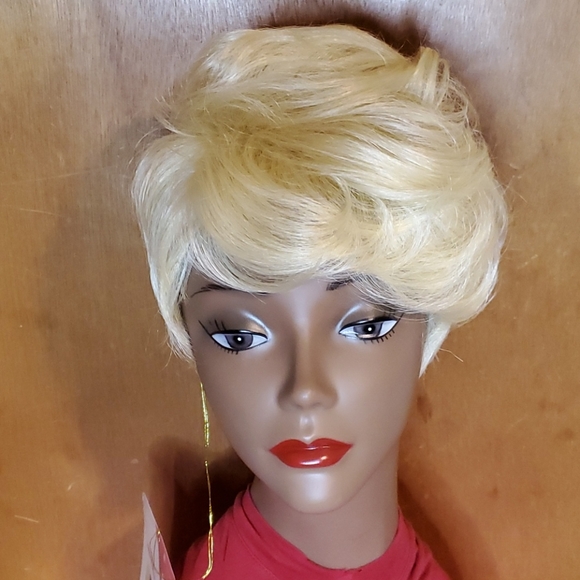Short Blonde Wig - Picture 3 of 8